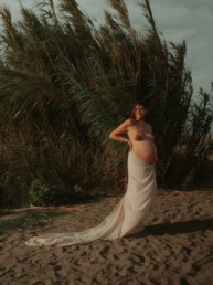Photographe antibes grossesse - femme enceinte debout avec voile autour des hanches et nue