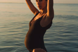 portrait de femme enceinte haut de gamme en maillot dans la mer