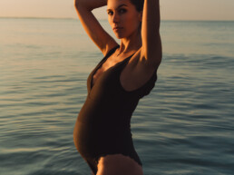 portrait de femme enceinte haut de gamme en maillot dans la mer