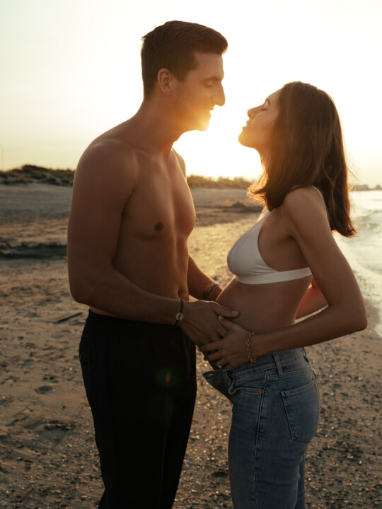 Grossesse Antibes - photo couple maternité sur la plage