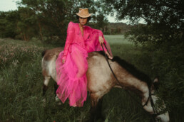 jade klibet photographe haut de gamme cannes - éditorial photographie modèle femme sur cheval