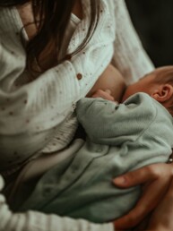 photographe allaitement cannes - photo bébé qui allaite