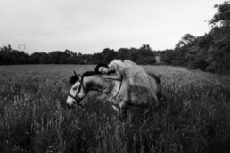 photographe cannes antibes nice - photo noir et blanc femme allongée sur cheval