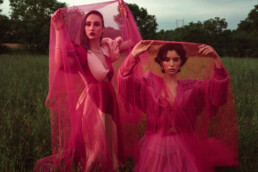 Photographe Cannes prêt de tenue - deux modèles femmes avec tenue mode rouge et rose