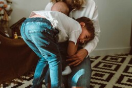 photographe famille cannes - photo maman qui joue avec son fils
