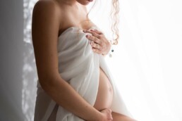 photographe grossesse nice - photo femme enceinte à genoux