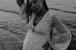 photographe maternité antibes - photo femme enceinte poétique noir et blanc