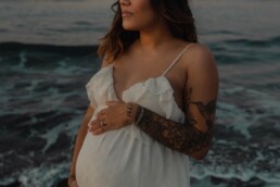 photographe maternité cannes - photo femme enceinte au bord de l'eau