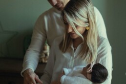 reportage famille cannes - photo famille avec bébé debout
