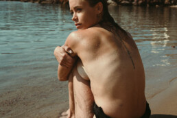 Séance Boudoir Cannes - femme assise au bord de l'eau naturelle