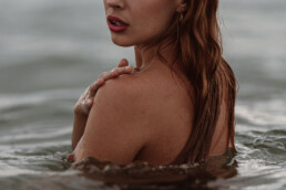 séance intimiste cannes - portrait femme nue dans la mer