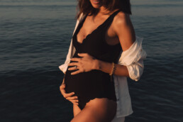 Seance maternité Cannes - femme enceinte en maillot et chemise au bord de l'eau
