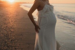 séance photo grossesse antibes - photo femme enceinte sur plage