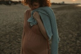 Séance photo grossesse Cannes - femme enceinte sur la plage