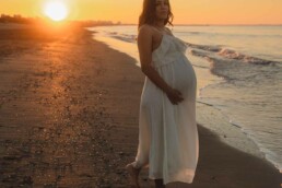 séance photo grossesse extérieur cannes - photo femme enceinte plage et coucher de soleil