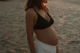 séance photo grossesse nice - femme enceinte sur la plage heureuse