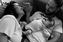 séance photo lifestyle cannes - photo famille couple et bébé heureux