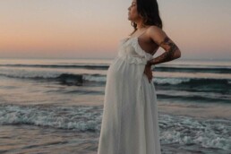 séance photo maternité cannes - photographie femme enceinte au bord de l'eau