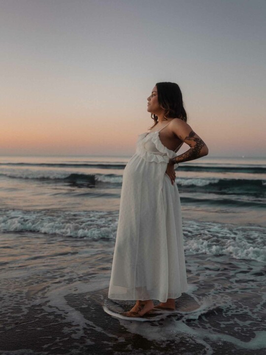 séance photo maternité cannes - photographie femme enceinte au bord de l'eau