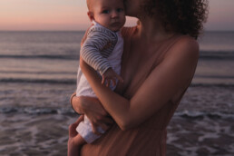 séance photo naissance cannes - portrait femme avec son bébé