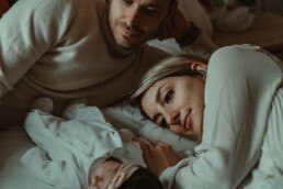 séance photos famille cannes - photo couple avec bébé dans le lit