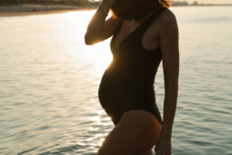 shooting grossesse antibes - femme enceinte dans la mer