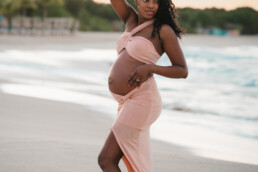 maternity session sint maarten pregnant woman at the beach of sint maarten