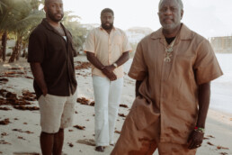 photographe commercial saint martin trois hommes sur plage tropicale et lever de soleil