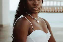 photographe femme saint martin femme peau noire qui fixe l'objectif