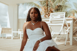 photographe mode saint martin femme au bord de la piscine entre ombre et lumiere