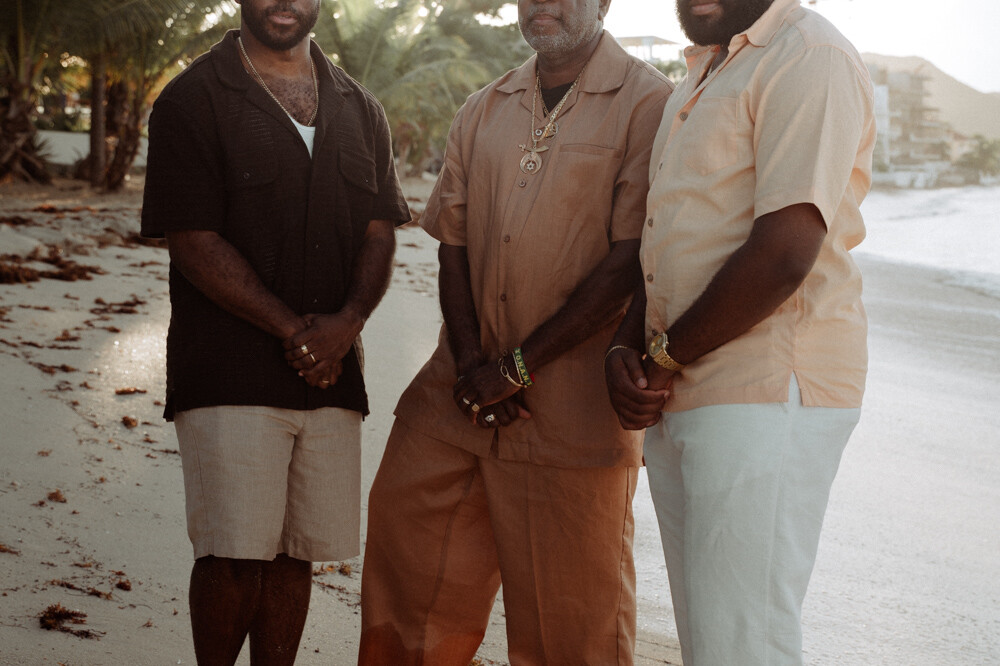 photographe saint martin caraibes père avec ses deux fils sur la plage tropicale