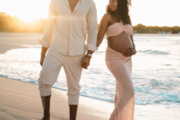 photographe saint martin femme enceinte et mari plage lever de soleil