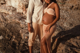 Seance photo grossesse saint martin couple avec femme enceinte pose dans decor naturel